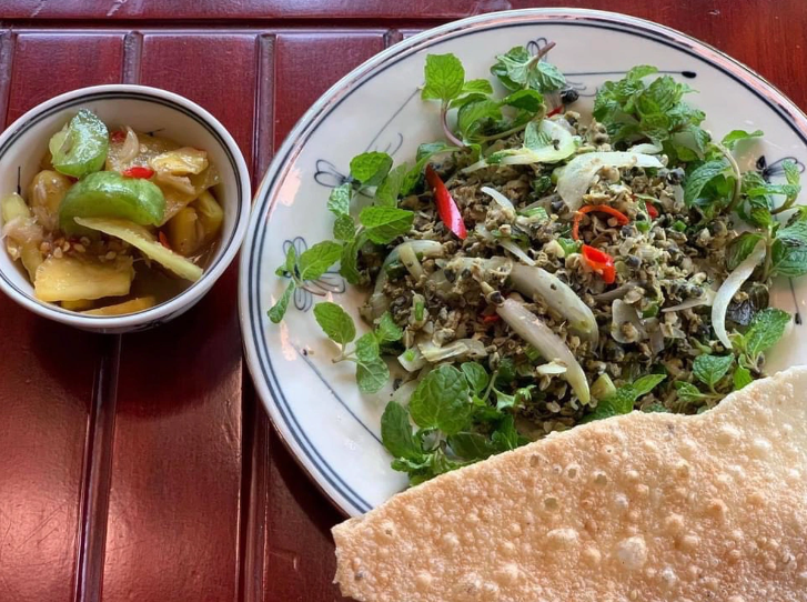 Tô cơm hến đầy màu sắc, có rau sống xanh mướt.
