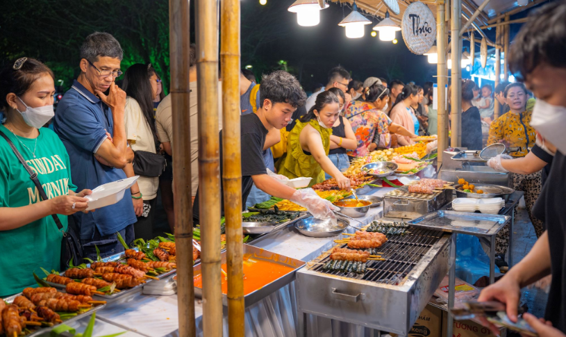 Festival Huế với nhiều gian hàng ẩm thực, đông khách tham quan.