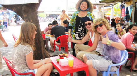 Du khách nước ngoài ngồi ăn vỉa hè cùng người dân Hà Nội.