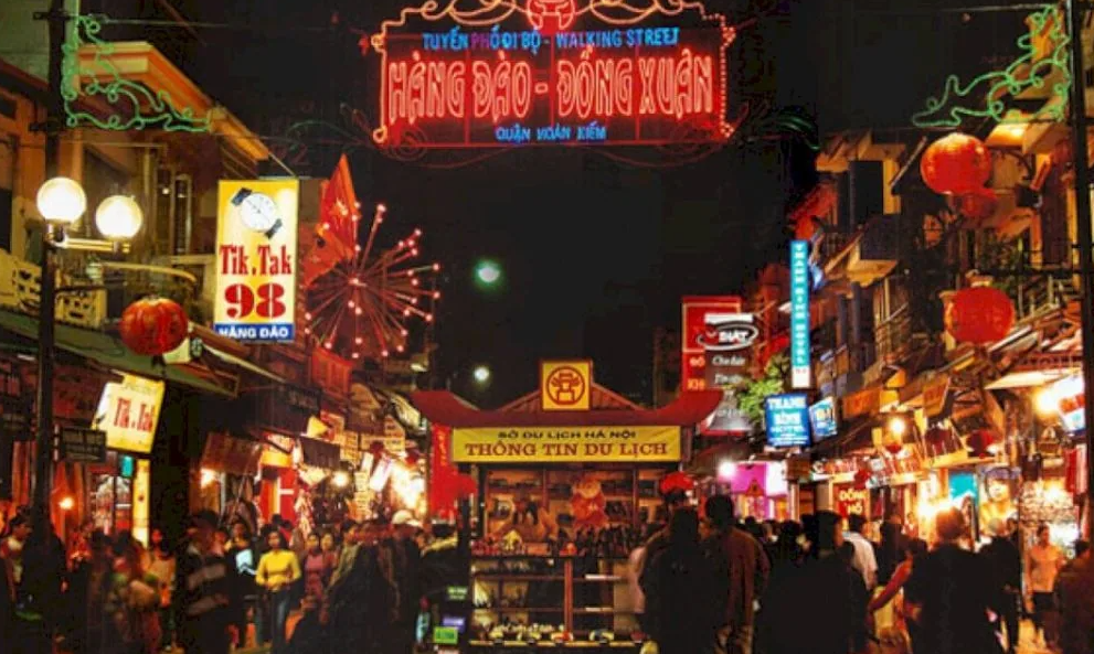 Con phố Hà Nội rực sáng đèn, đông người thưởng thức ẩm thực đêm.