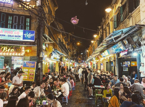 Góc phố cổ Hà Nội về đêm với hàng quán vỉa hè nhộn nhịp.