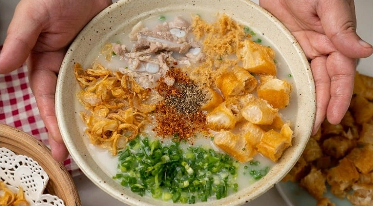 Bát cháo sườn nóng hổi, bên trên có quẩy giòn tan.