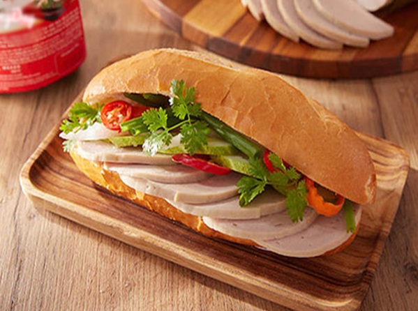 Ổ bánh mì kẹp pate, chả lụa và rau sống.