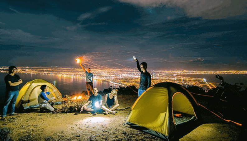 Du khách cắm trại qua đêm bên bờ biển bãi bụt Đà Nẵng.