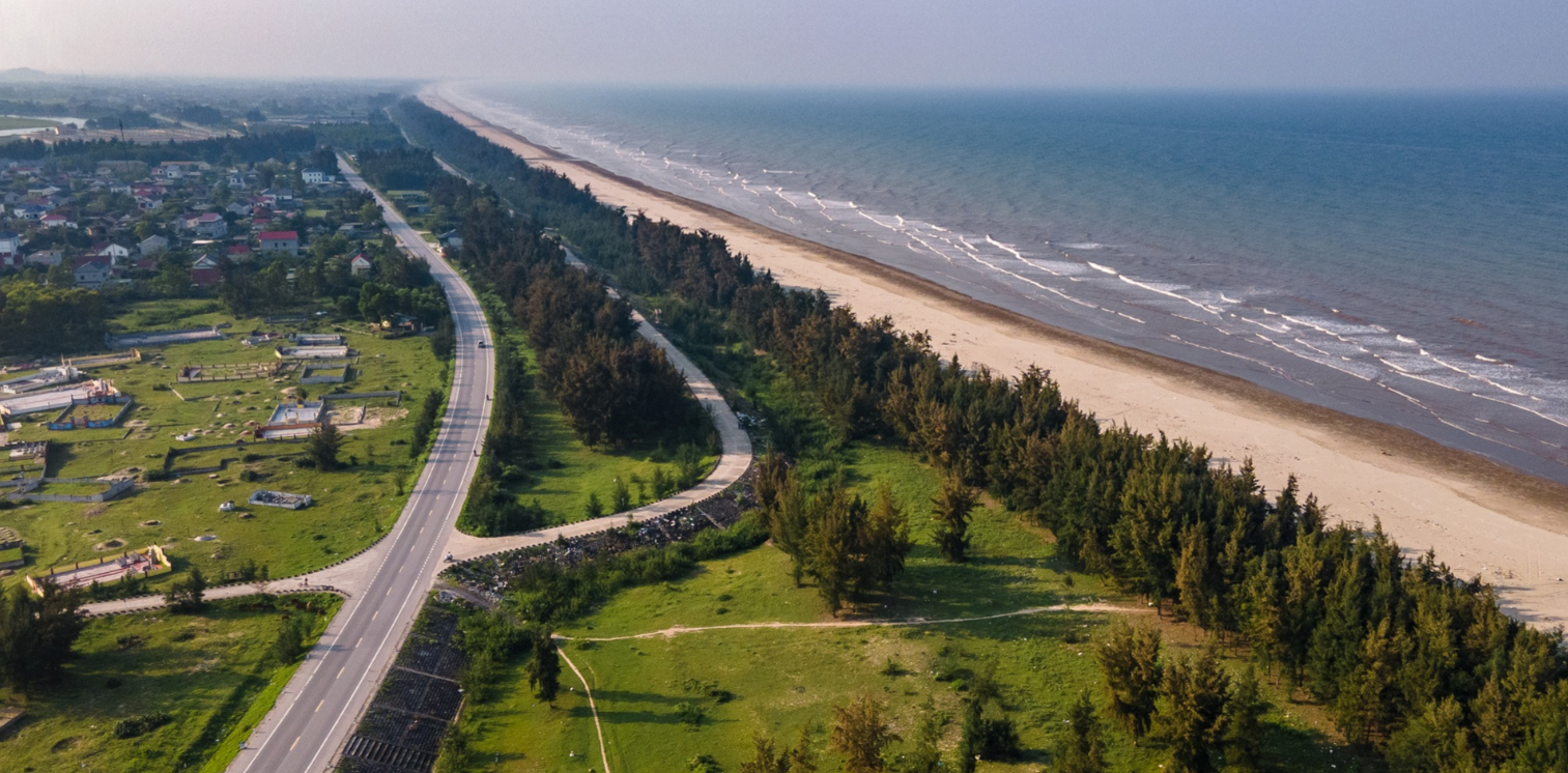 Con đường ven biển dẫn vào bãi bụt Đà Nẵng, uốn lượn giữa một bên núi và một bên biển.