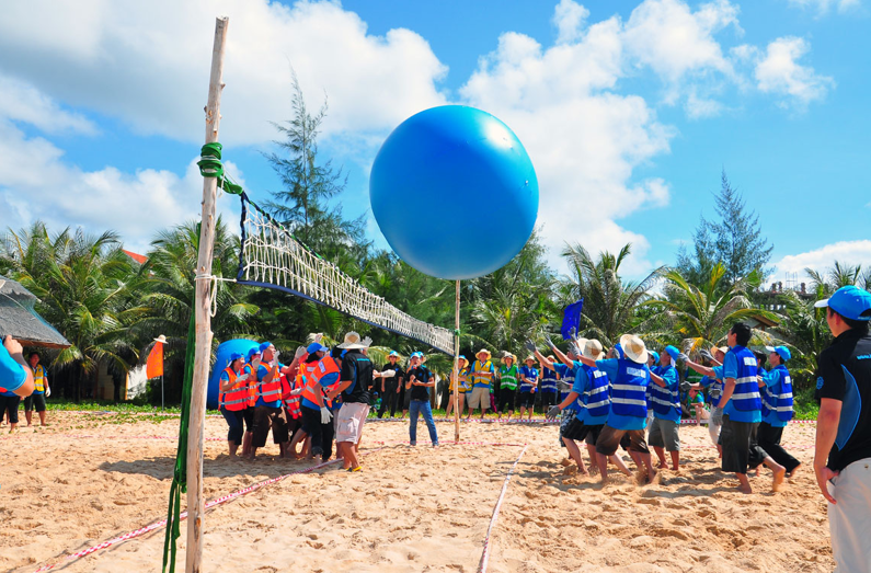 Nhóm bạn trẻ dã ngoại, chơi trò chơi trên biển ở bãi bụt Đà Nẵng.