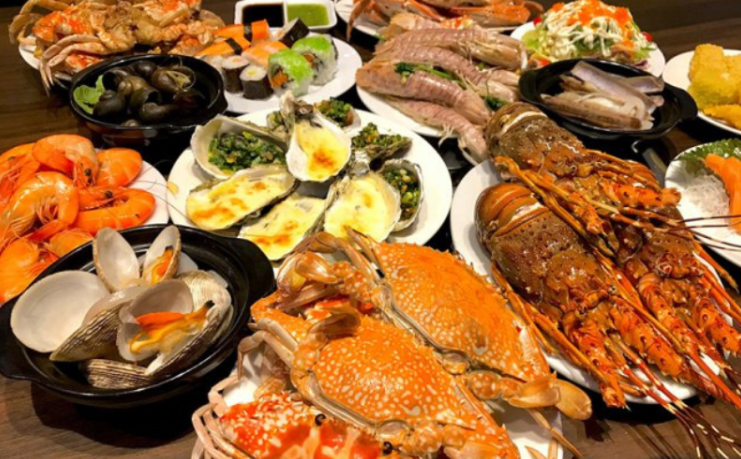 Bữa tiệc hải sản tươi ngon với tôm, cua, mực tại bãi bụt Đà Nẵng.