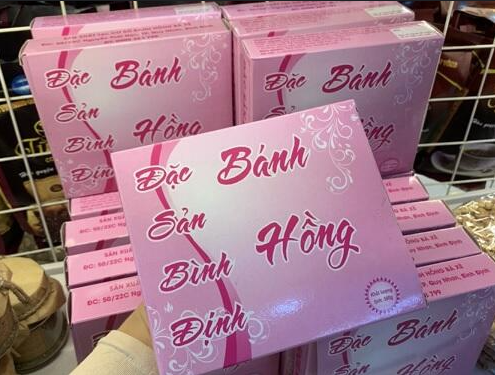 Du khách mua bánh hồng được đóng hộp gọn gàng tại cửa hàng đặc sản.