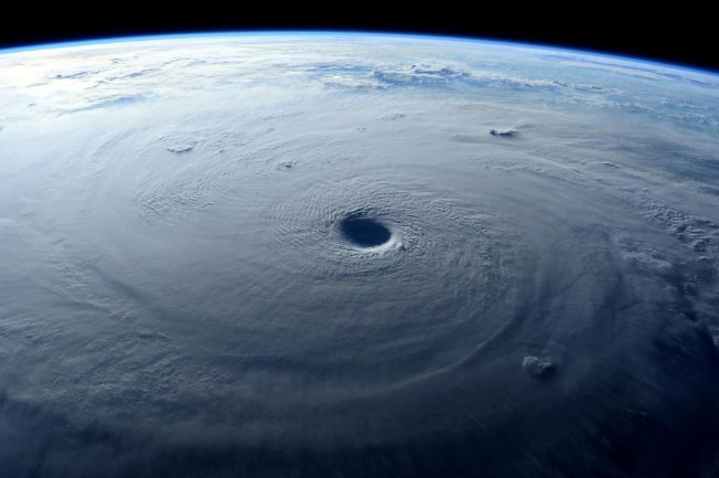 Hình ảnh vệ tinh chụp một cơn bão lớn xoáy tròn trên biển.