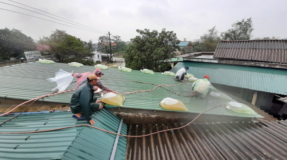 Hình ảnh người dân chằng chống nhà cửa trước khi bão đến.