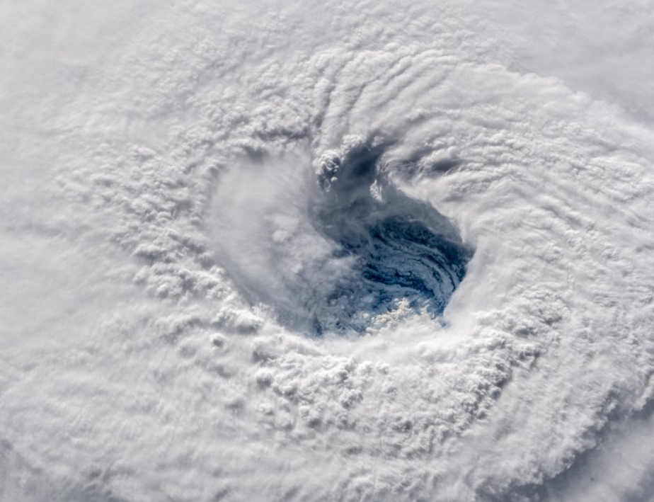 Ảnh chụp cận cảnh mắt bão từ vệ tinh với vòng mây trắng xóa bao quanh.