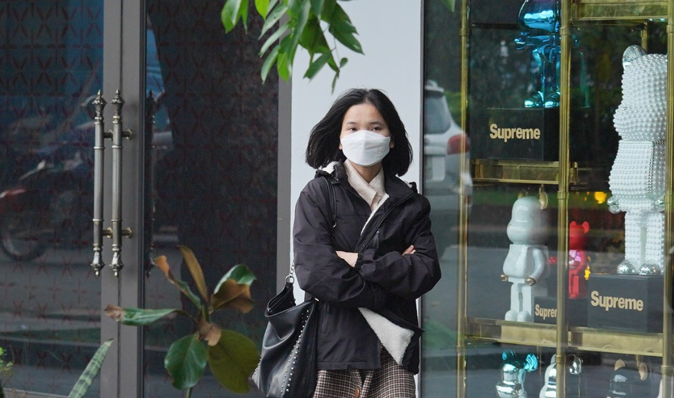 Người dân mặc áo ấm đi bộ trong tiết trời lạnh Hà Nội.