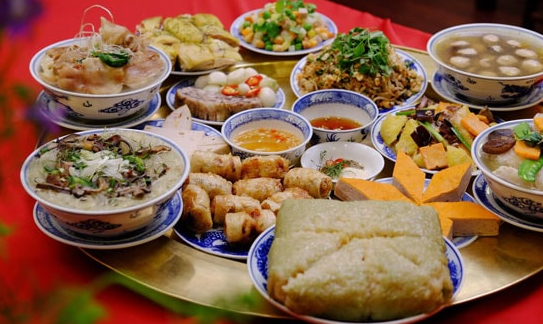 Mâm cỗ Tết truyền thống ngày xuân với bánh chưng, dưa hành.