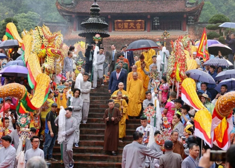 Lễ hội chùa Hương đông đúc du khách trẩy hội mùa xuân.