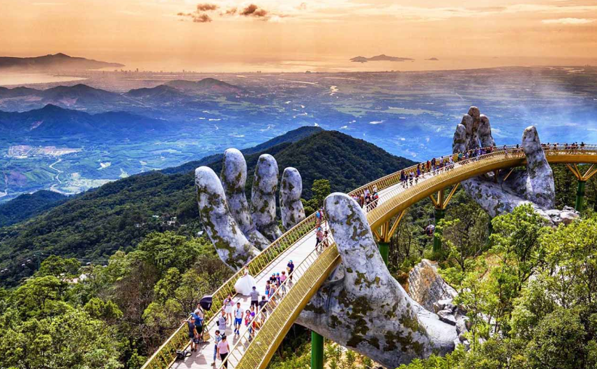 Toàn cảnh cầu bàn tay Đà Nẵng nhìn từ xa, nổi bật giữa rừng núi Bà Nà.