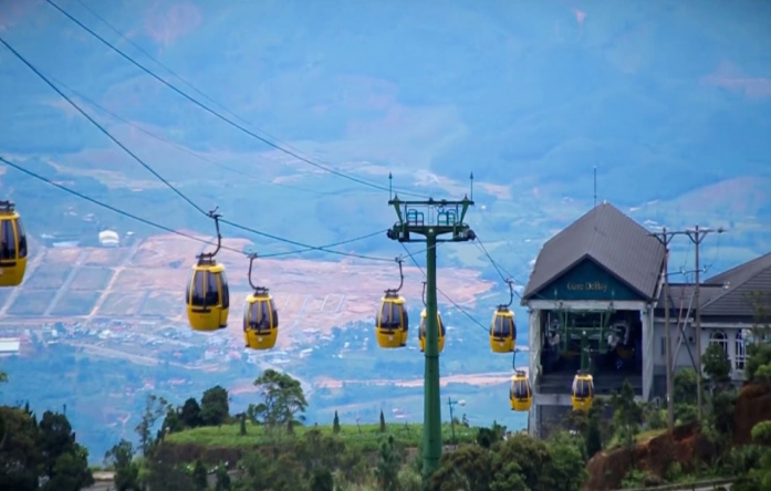 Du khách đi cáp treo nhìn xuống cầu bàn tay Đà Nẵng.