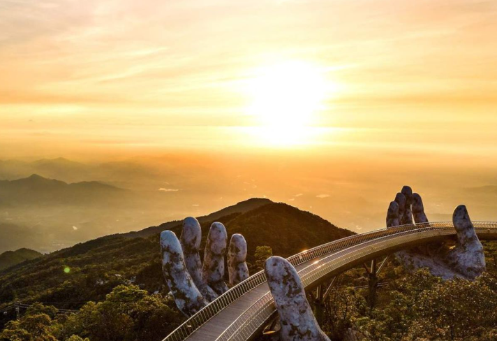 Góc chụp nghệ thuật, đôi bàn tay khổng lồ nổi bật dưới ánh hoàng hôn.