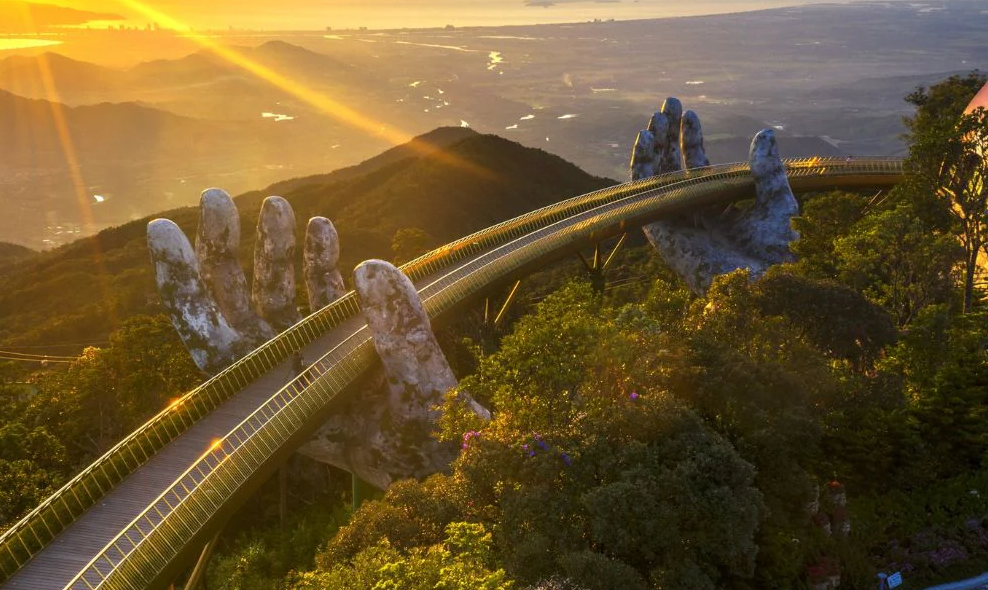 Toàn cảnh cầu vàng lấp lánh dưới ánh chiều tà, du khách đông đúc tham quan.