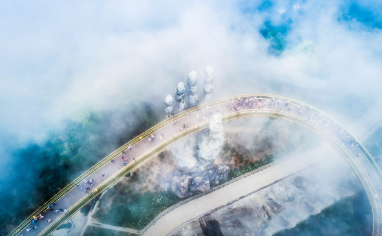 Góc ảnh từ trên cao cho thấy cầu uốn lượn giữa mây trời Bà Nà.