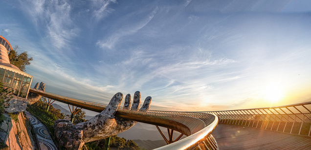 Cảnh cầu vào sáng sớm, mây mù giăng kín tạo không khí huyền ảo.