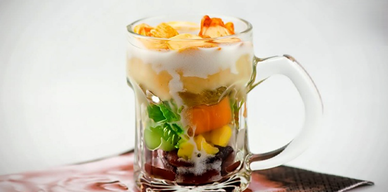 Cốc chè thập cẩm đầy màu sắc, topping phong phú.