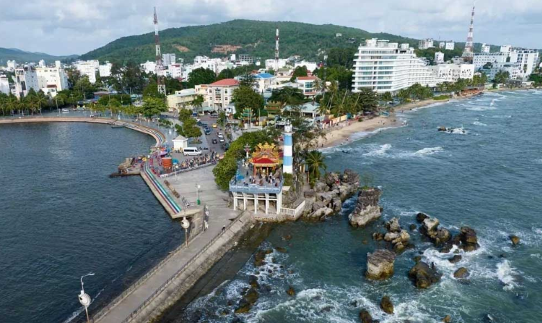 Toàn cảnh Dinh Cậu Phú Quốc nhìn từ trên cao, nằm giữa sóng biển xanh biếc và bãi đá tự nhiên.