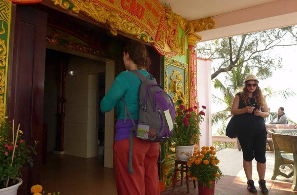 Người dân thắp hương cầu bình an tại Dinh Cậu Phú Quốc trước khi ra khơi.