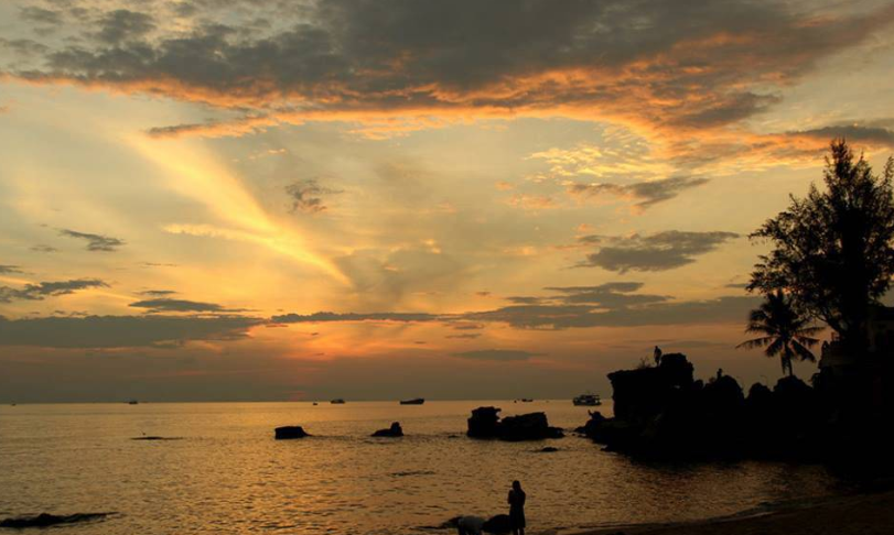 Toàn cảnh Dinh Cậu Phú Quốc nhìn từ trên cao trong buổi hoàng hôn – biểu tượng linh thiêng giữa biển trời.