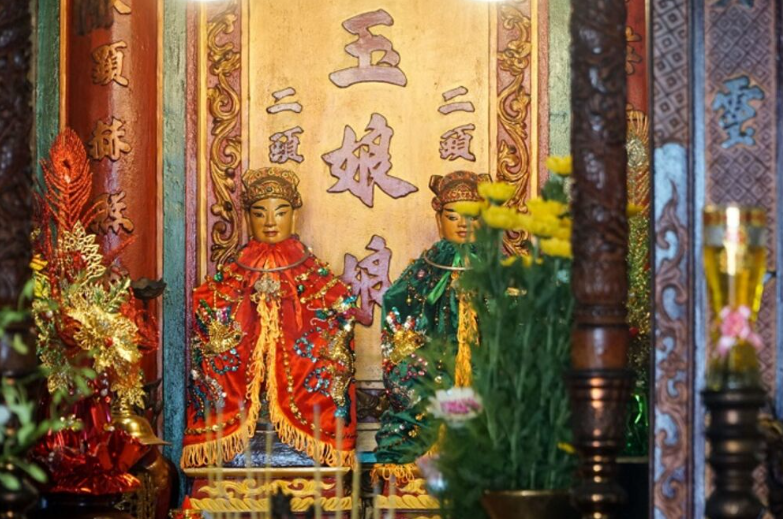 Bên trong khuôn viên Dinh Cậu Phú Quốc với bàn thờ hai vị thần Cậu Quý và Cậu Tài được trang hoàng trang nghiêm.