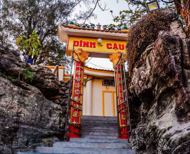 Mặt tiền Dinh Cậu Phú Quốc với mái ngói đỏ và cổng tam quan cổ kính.