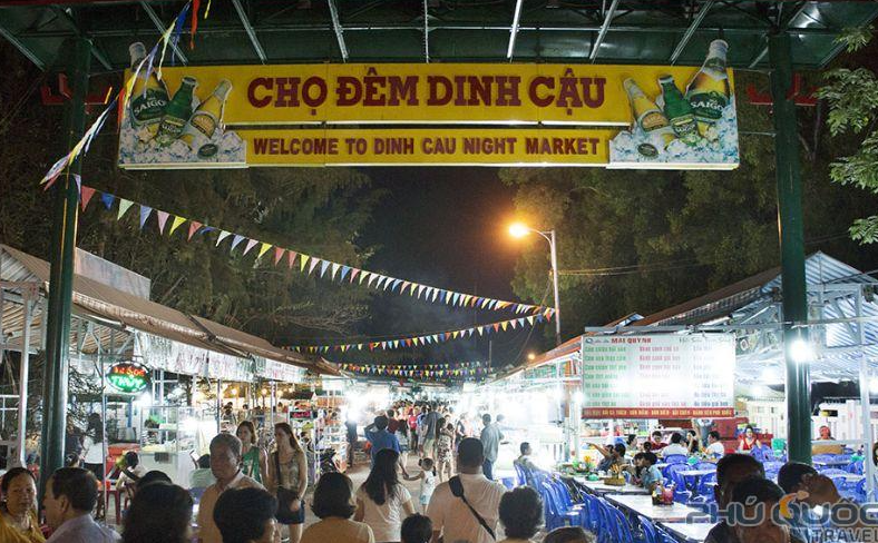 Du khách tham quan Dinh Cậu Phú Quốc vào buổi chiều, phía xa là chợ đêm Dương Đông nhộn nhịp.