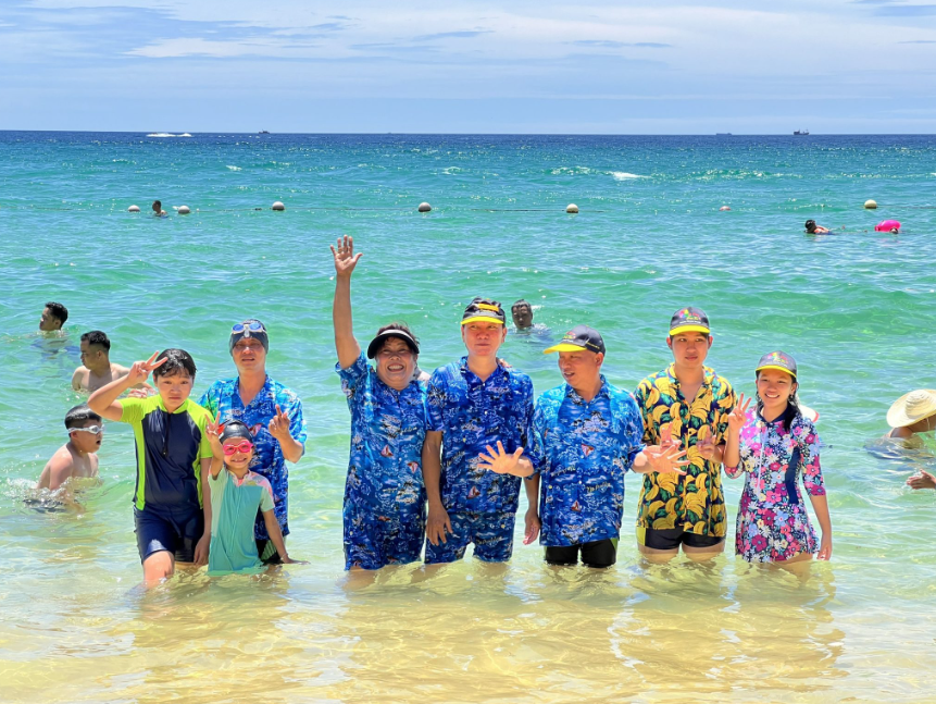 Gia đình cùng nhau vui chơi, tắm biển tại khu vực Kỳ Co.