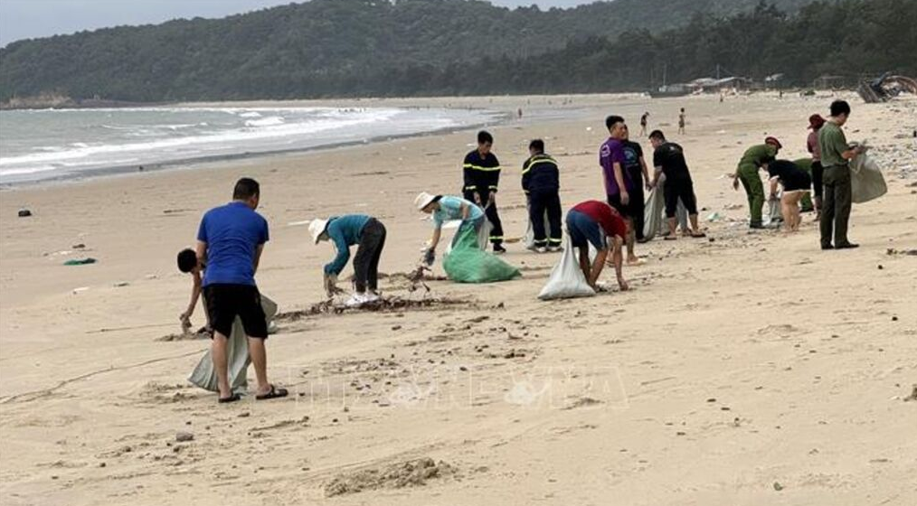  Du khách vui vẻ nhặt rác, giữ gìn môi trường sạch đẹp tại Eo Gió Kỳ Co.