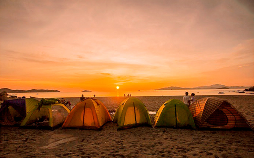 Hoàng hôn buông xuống Eo Gió Kỳ Co, ánh nắng vàng phản chiếu trên mặt biển lấp lánh.