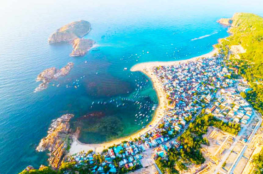 Toàn cảnh Eo Gió Kỳ Co nhìn từ trên cao, biển xanh ngắt bao quanh những dãy núi đá hùng vĩ.