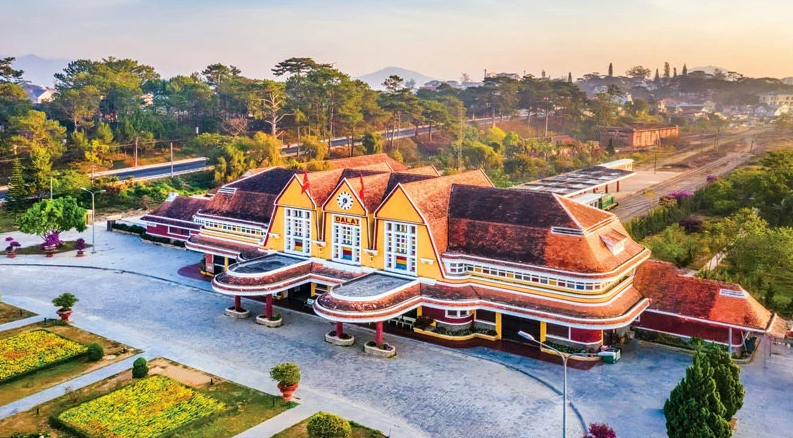 Toàn cảnh ga Đà Lạt nhìn từ trên cao, mái tam giác đặc trưng và khung cảnh xanh mướt xung quanh.