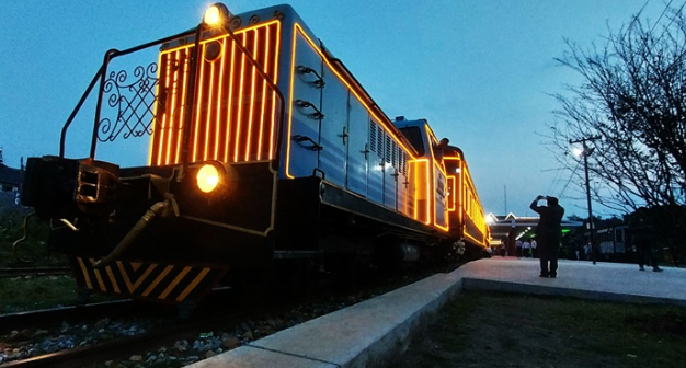 Toàn cảnh ga Đà Lạt lúc hoàng hôn, ánh nắng vàng phủ lên mái ngói đỏ cổ kính.