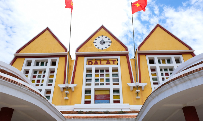 Mặt tiền ga Đà Lạt với ba mái nhọn đặc trưng, biểu tượng dễ nhận ra của thành phố.
