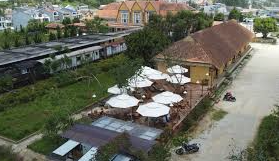 Quán cà phê vintage gần ga Đà Lạt nhìn ra đường ray cũ.