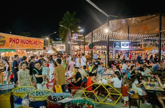 Du khách vui chơi, mua sắm và ăn uống tại Helio Đà Nẵng vào buổi tối.