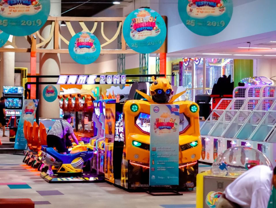 Không gian bên trong Helio Đà Nẵng với ánh đèn neon, quầy trò chơi và khu ẩm thực hiện đại.