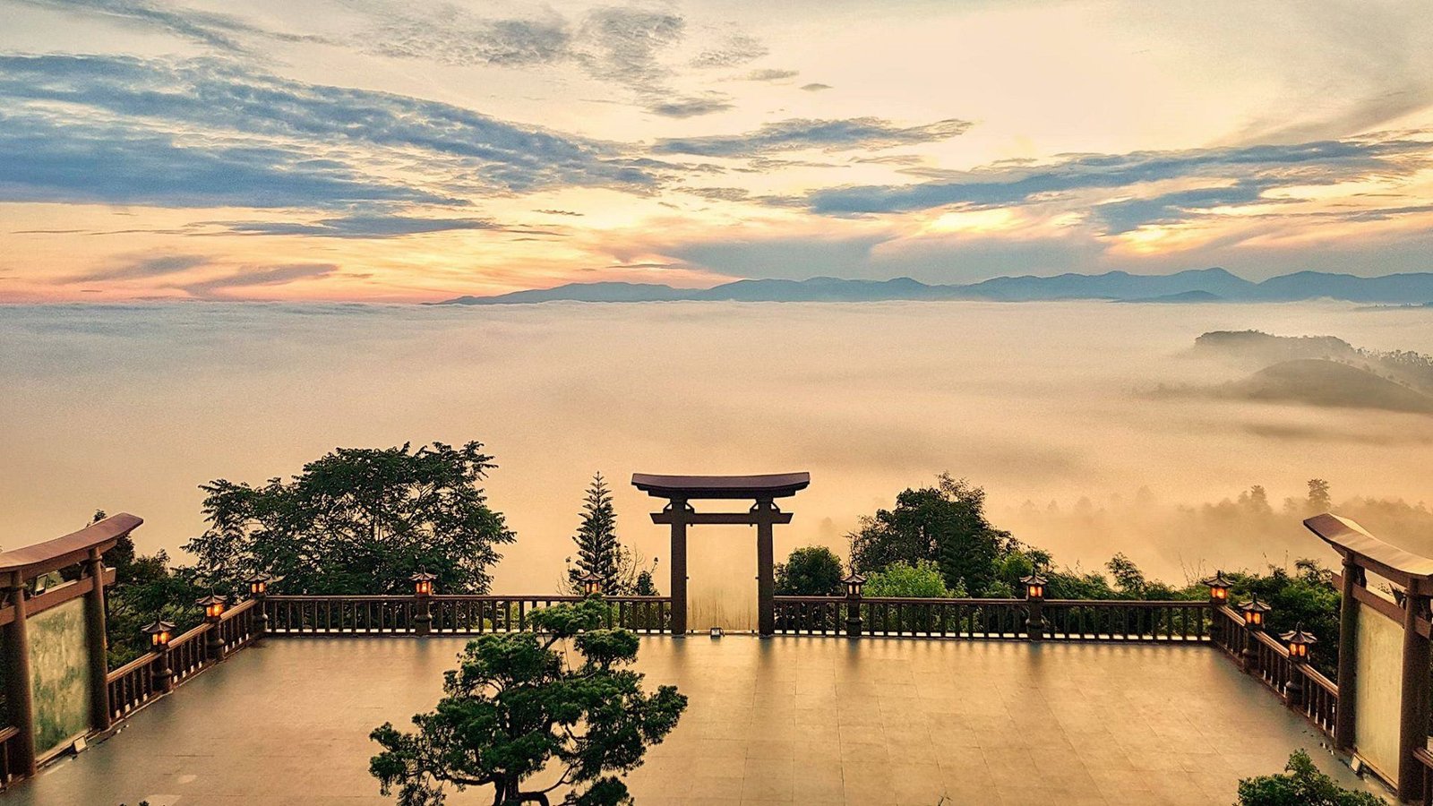 Sân chùa tĩnh lặng, mây bay quanh những mái ngói nâu của Linh Quy Pháp Ấn.