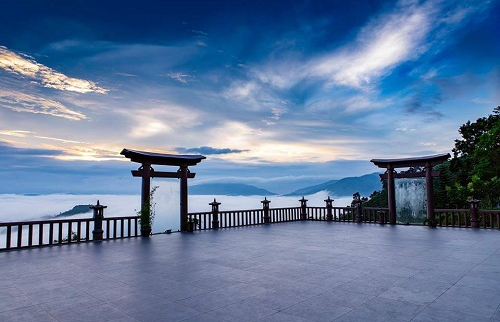 Mặt trời mọc trên Linh Quy Pháp Ấn, ánh sáng xuyên qua lớp mây trắng dày.