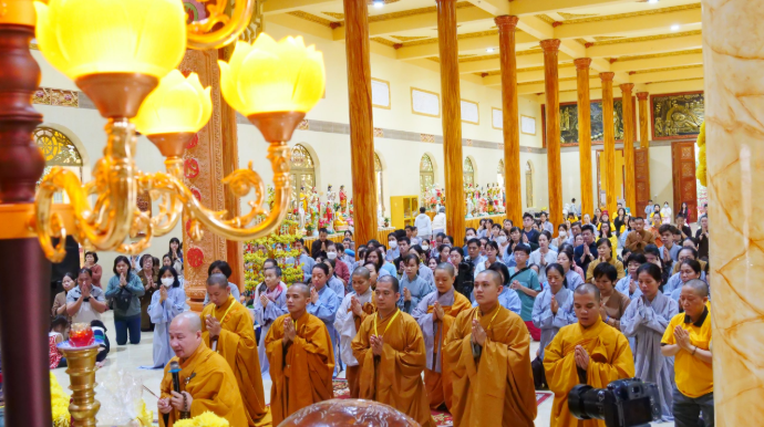 Tăng ni và du khách thắp hương lễ Phật trong khuôn viên chùa Linh Quy Pháp Ấn.