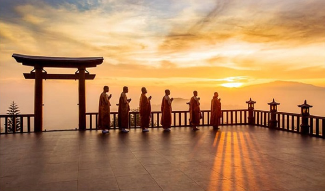 Toàn cảnh Linh Quy Pháp Ấn lúc hoàng hôn, ánh nắng phủ lên những mái ngói cong mềm mại.