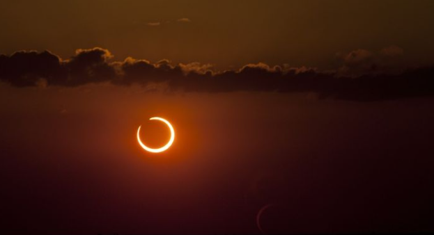 Hình ảnh mặt đất dần tối sầm khi Mặt Trăng che khuất Mặt Trời, khung cảnh im lặng đến lạ.