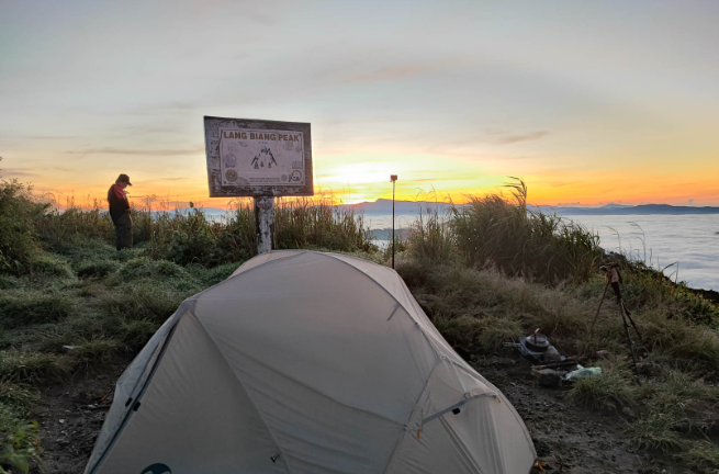 Hoàng hôn buông xuống trên đỉnh Langbiang, ánh nắng vàng nhuộm cả không gian cao nguyên.