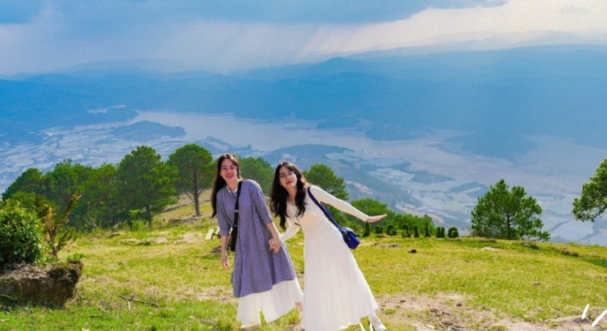 Du khách tạo dáng chụp hình giữa biển mây trắng xóa trên đỉnh Langbiang.