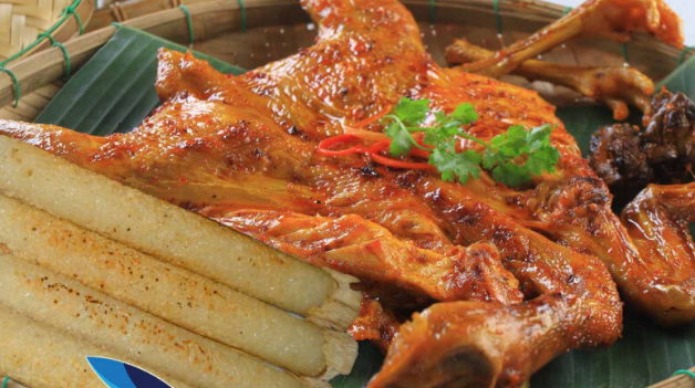 Bàn ăn dân dã với gà nướng, cơm lam và rượu cần trong không gian núi rừng Langbiang.