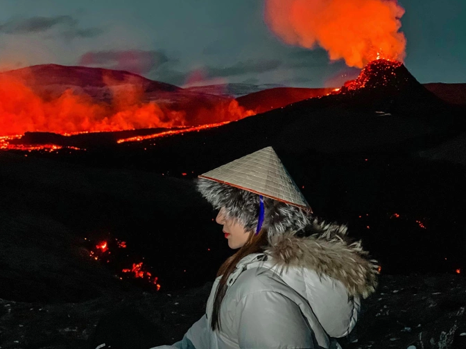 Dòng dung nham đỏ rực chảy xuống sườn núi trong một đợt phun trào.